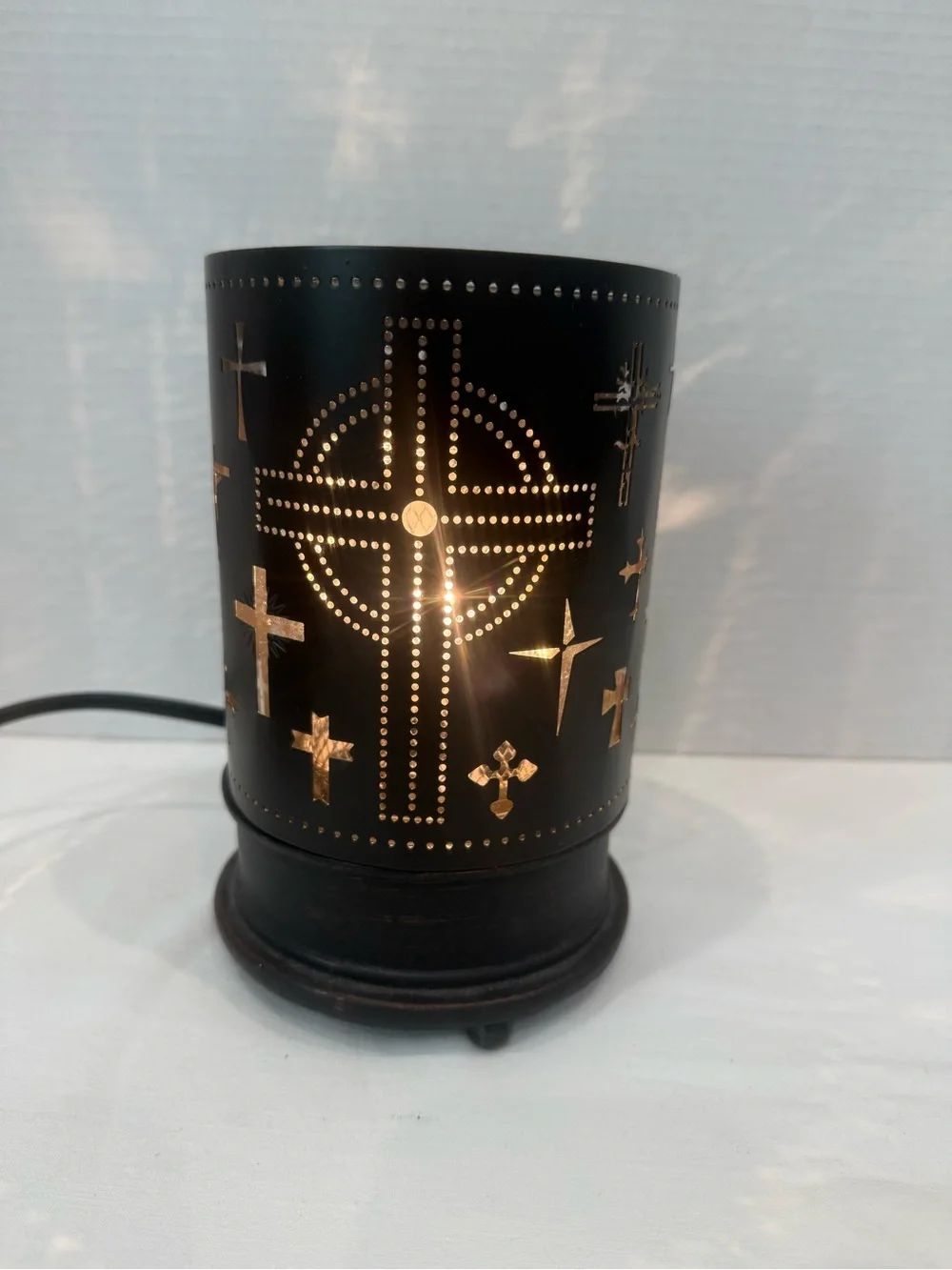 Ooh La Lamp with Decorative Cross Cover – Includes Glass Warming Dish